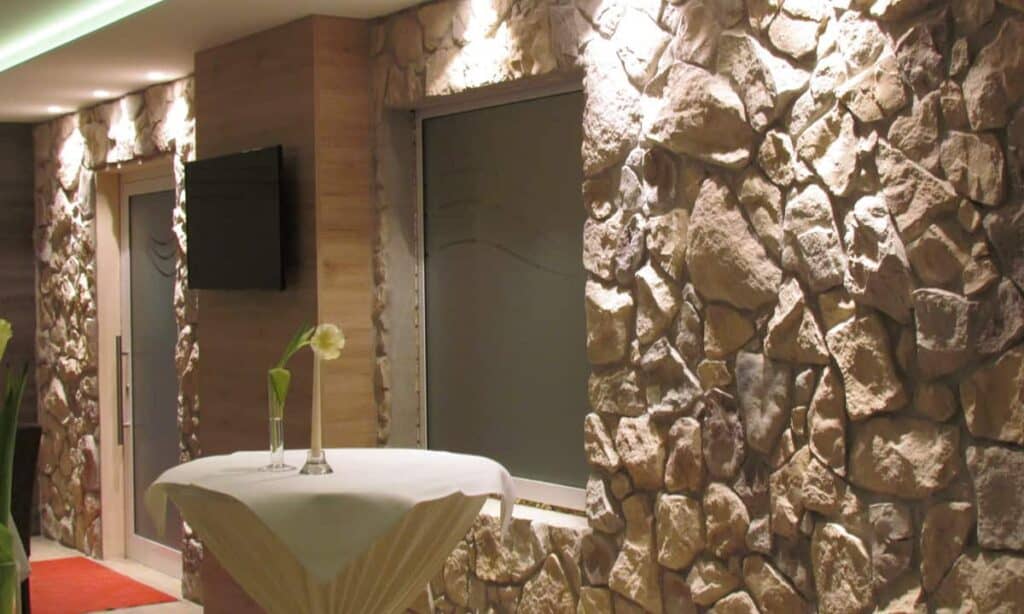 Hotel mit Steinwänden gestalten