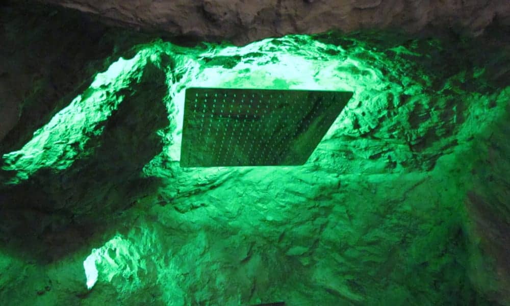 Wasserfalldusche-mit-LED-grün