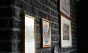 Ziegelwand-schwarz-mit-Bildern