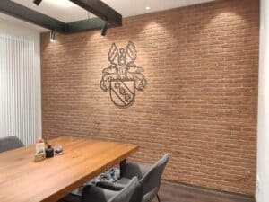 Ziegelwand im Konferenzraum