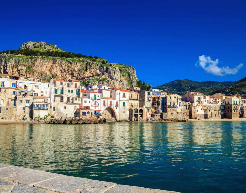 IT_Sizilien_Hafenblick_auf_Cefalu_shutterstock_232508629_Anna_Lurye