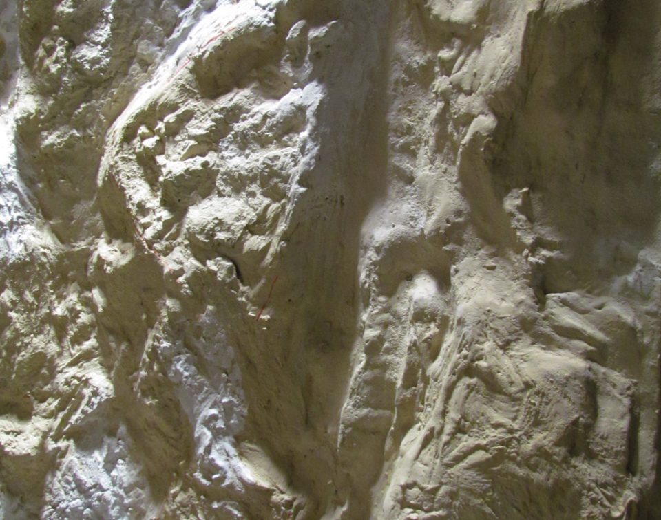 Kunstfelsenwand ocker weiss nahe