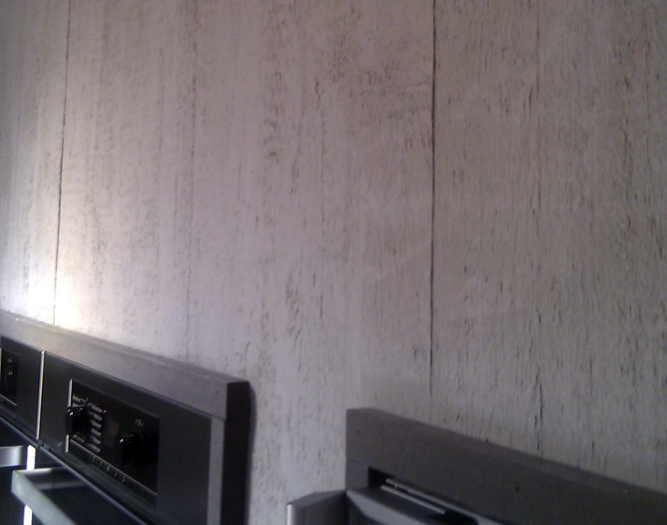 Steinpaneel Beton in Kuechenwand