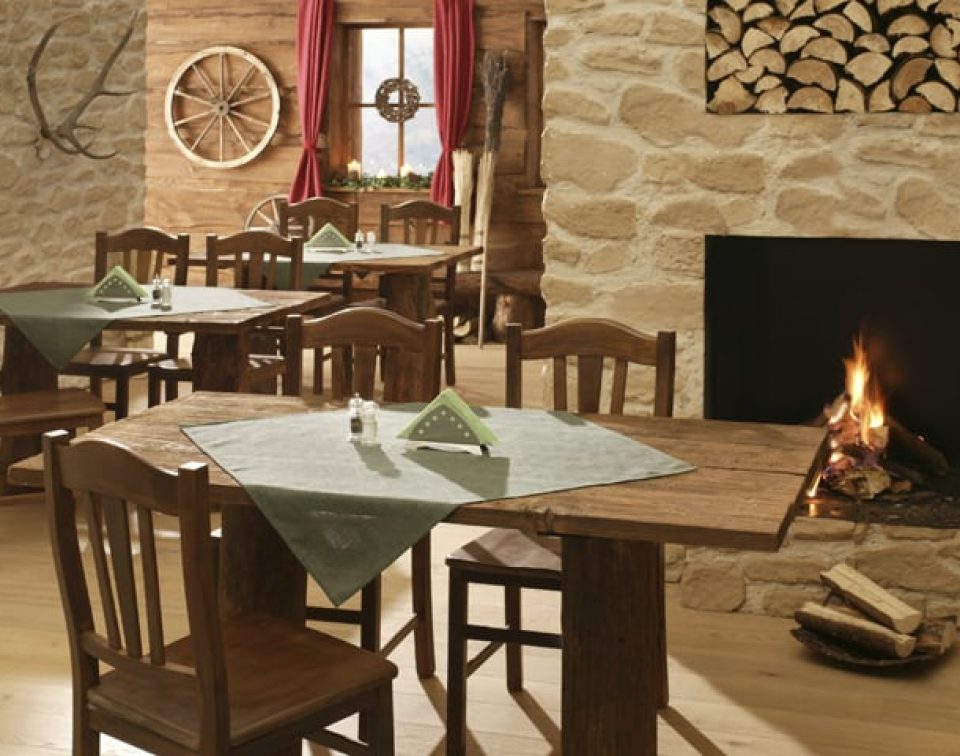 Steinwand Florina am Kamin