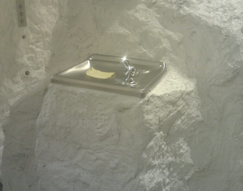 Wassserspender im Fels