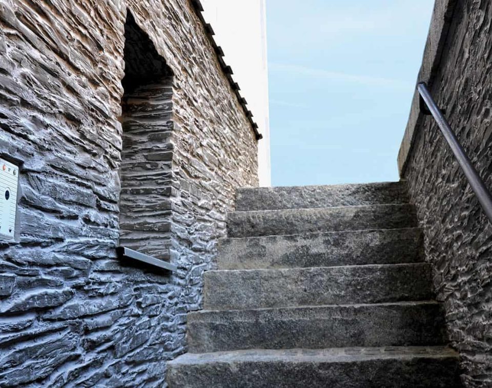 sheltand schiefer Stiegenabgang